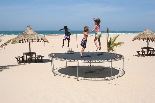 trampolina na pláži