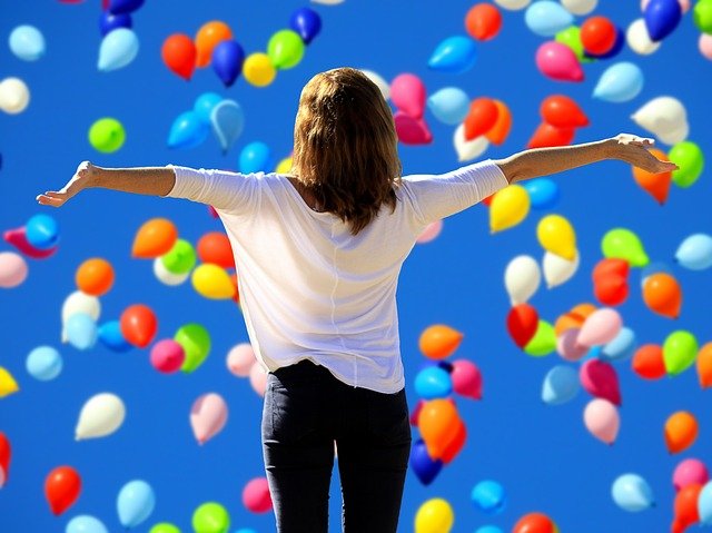 žena před balonky